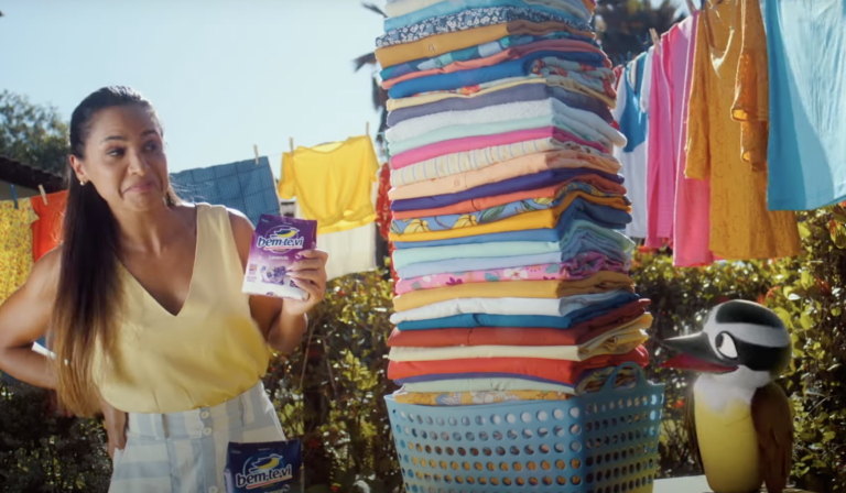 Bem-te-vi faz releitura de clássico em campanha da Ampla