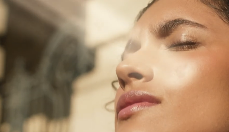 Cicatricure apresenta campanha da linha Proteção Solar Antissinais