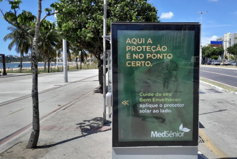 MedSênior distribui protetor solar em praia de Vitória