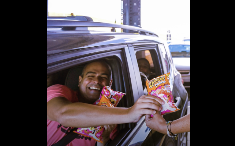 VEX e Cheetos levam ação de Carnaval para a Dutra