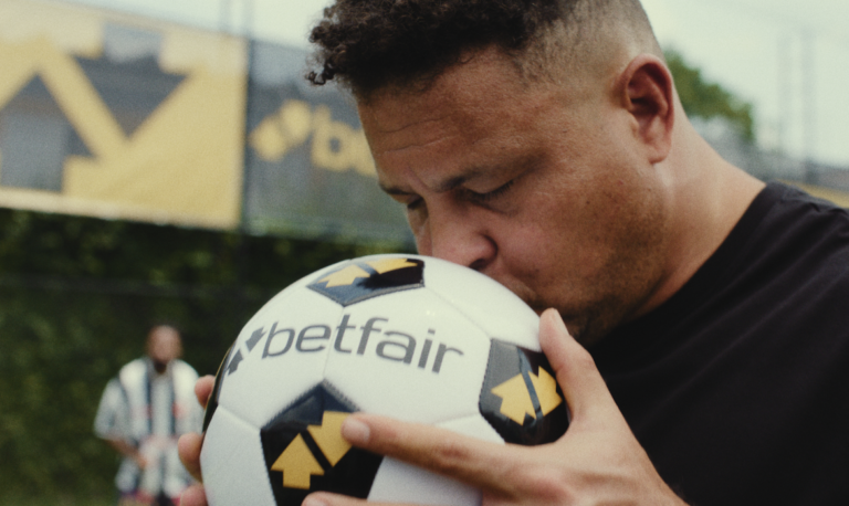 Betfair lança campanha com Ronaldo e Rivaldo