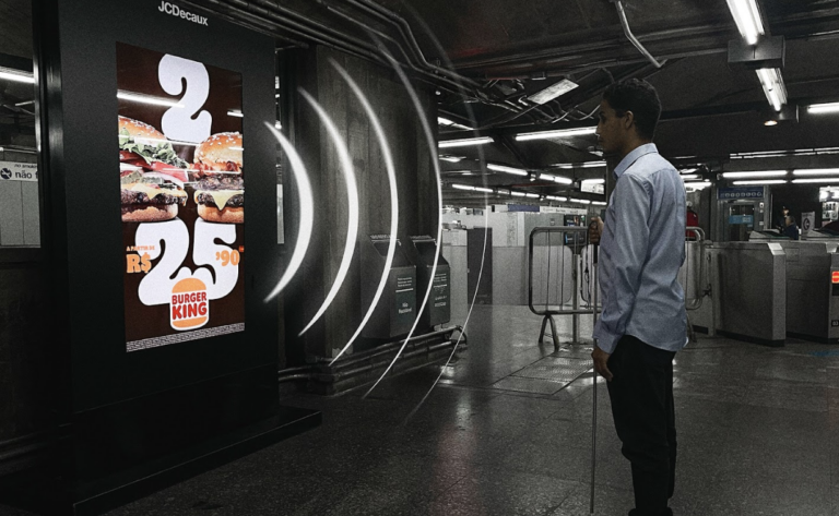 JCDecaux desenvolve OOH com tecnologia inclusiva