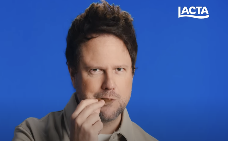 Selton Mello convida consumidores a devorar Lacta