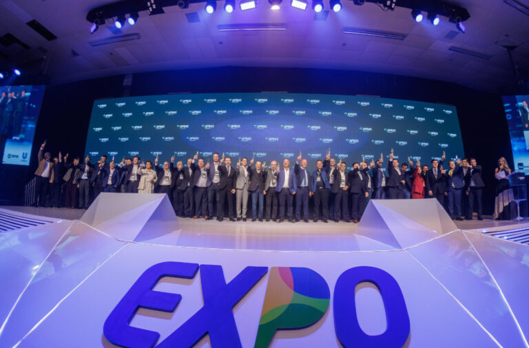 Apras empossa nova diretoria durante feira supermercadista