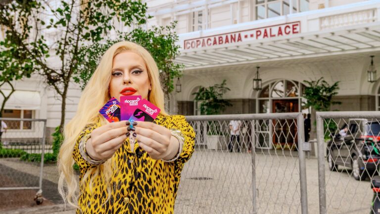 Lady Gaga chega de Riocard em ação da Quintal