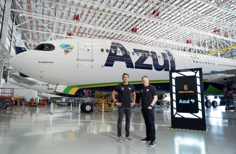 Eletromidia e Azul assinam acordo para exploração de mídia
