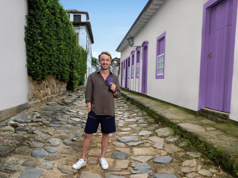 Nubank lança campanha com Tom Felton
