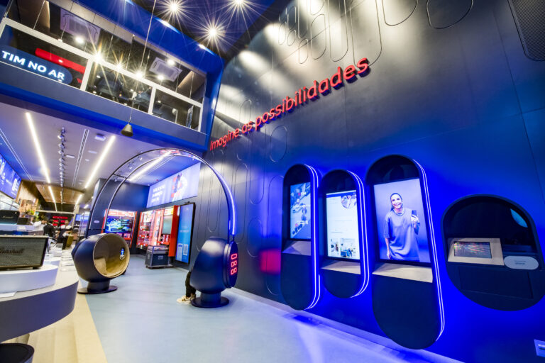 NEOOH conquista operação nacional de mídia digital nas lojas TIM