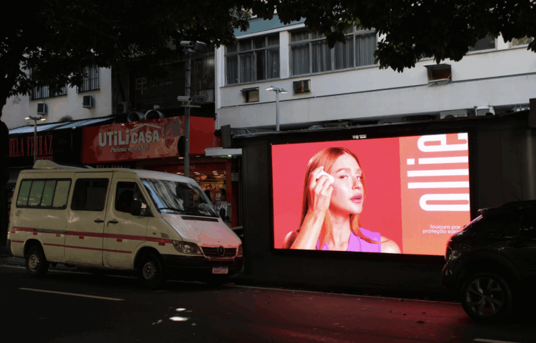 Ollie acelera expansão com presença marcante em outdoor