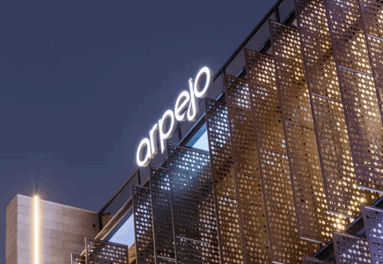 Agência Arpejo aposta em unidade com estética disruptiva