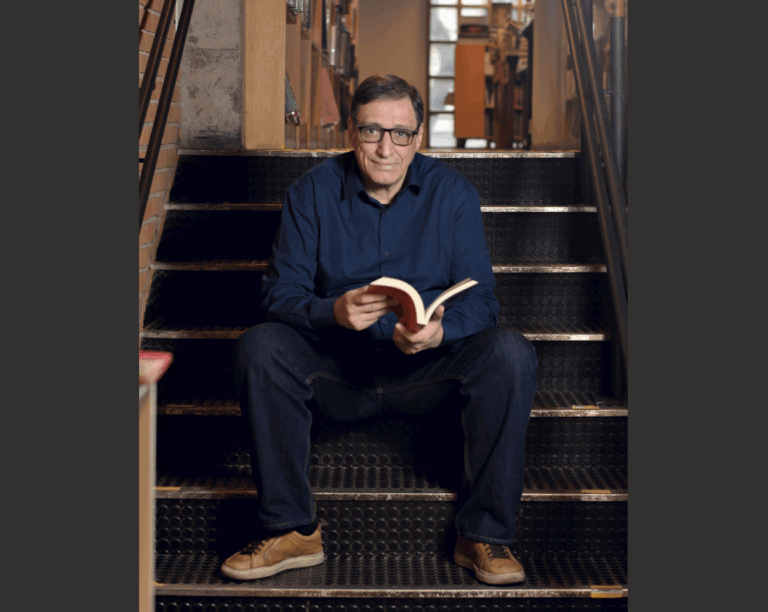 Além das Dunas é o primeiro livro de Regi Andrade