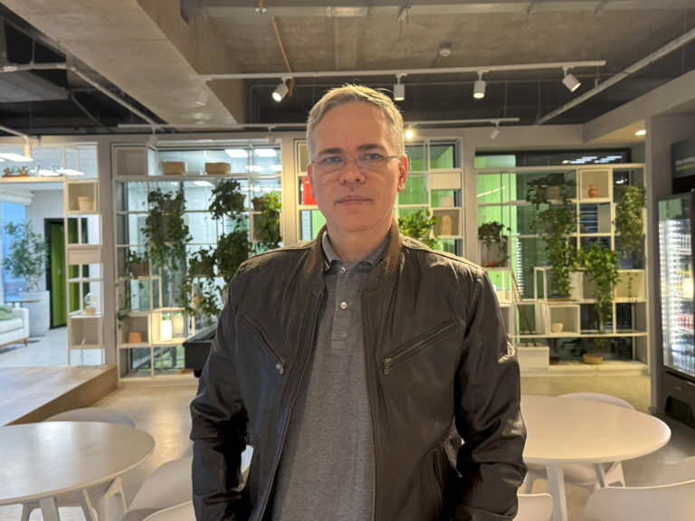 Delfia fortalece liderança com Leonardo Santos