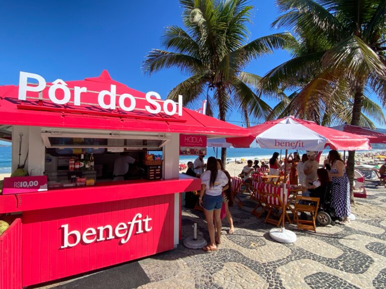Benefit estreia na orla de Ipanema com experiência interativa
