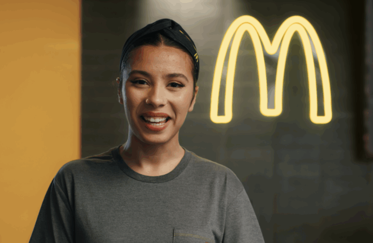 Funcionária do Méqui estreia campanha da linha Brabos