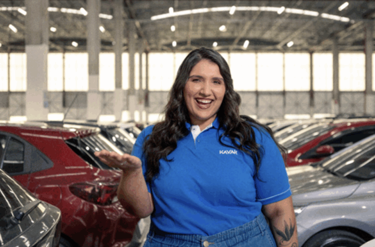 Kavak apresenta campanha com agência Saliva