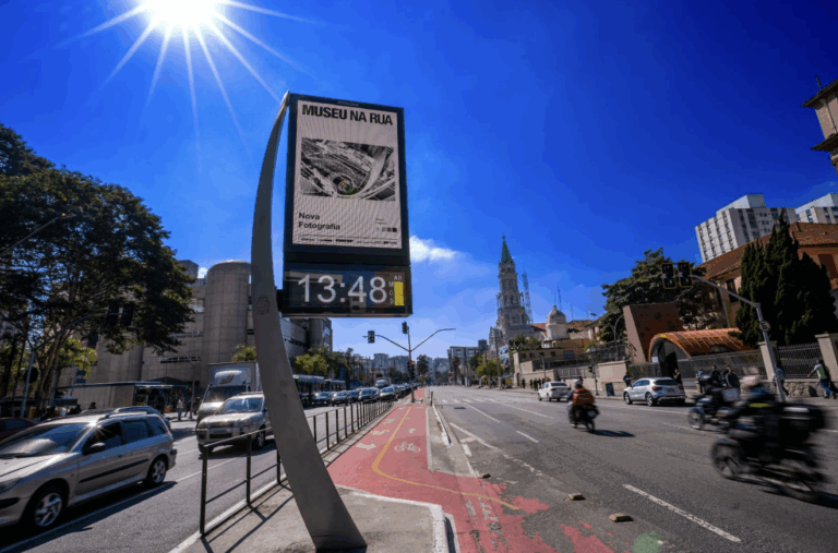 JCDecaux e MIS fazem exposição em relógios de rua
