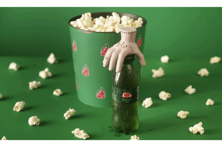 Guaraná Antarctica traz brinde da série Wandinha