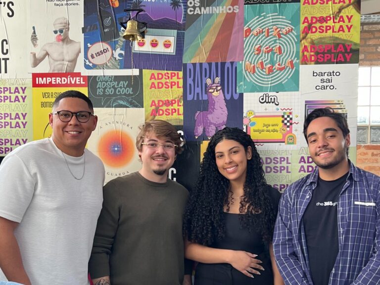 ADSPLAY contrata 4 colaboradores