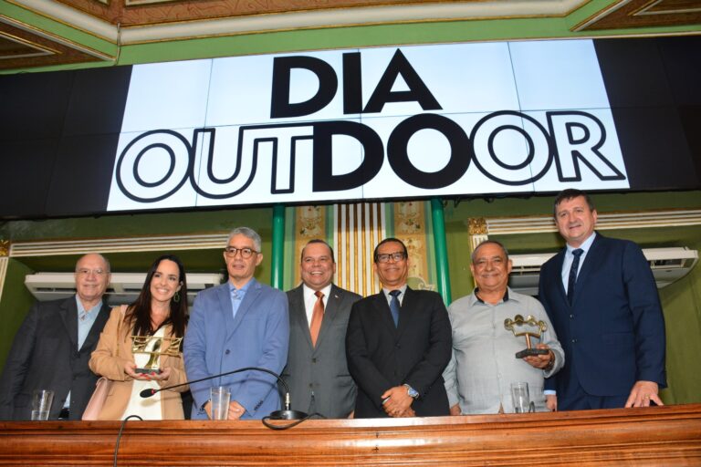 Mário Kértesz e sambistas são homenageados no Dia do Outdoor