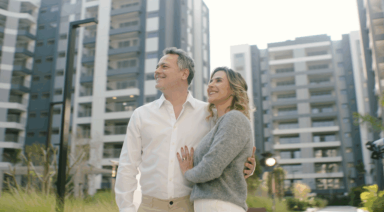 Eztec reforça marca com Danton Mello e Sheila Ramos