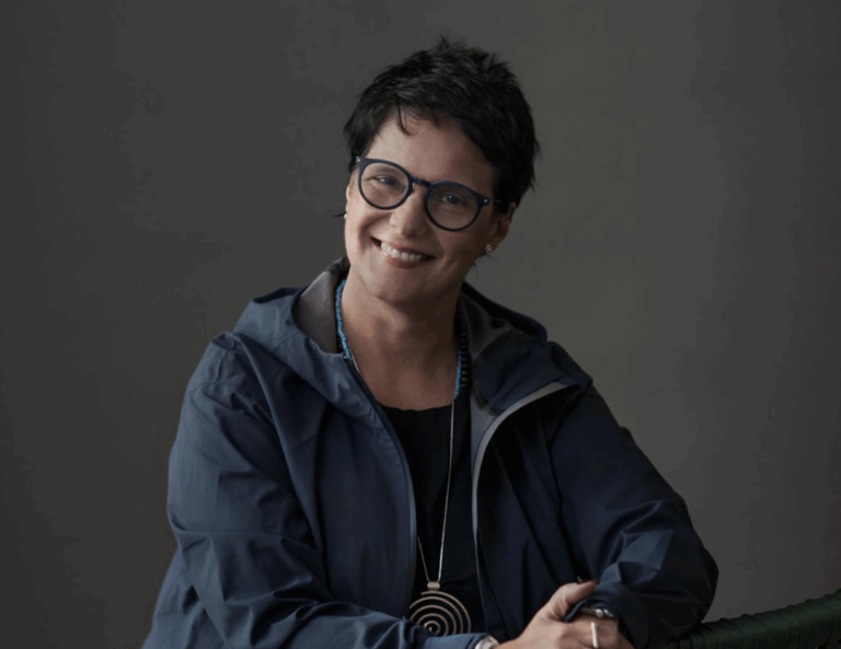 Joca retorna à DLKTSN como Diretora de Cena Associada