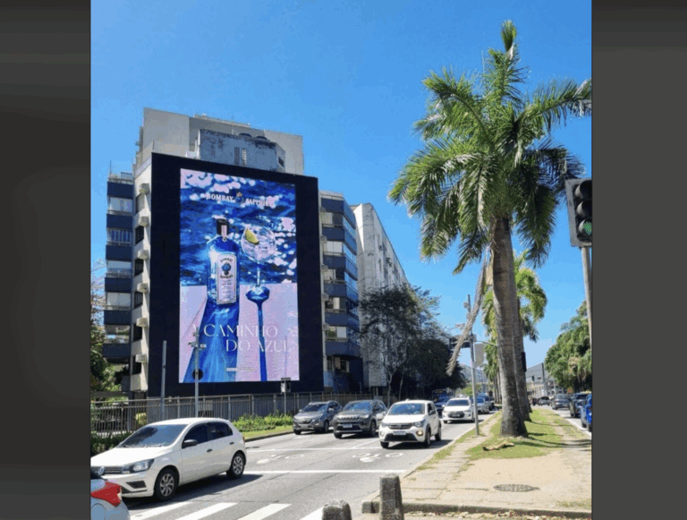 Bombay Sapphire surpreende com outdoor que muda conforme à luz do dia
