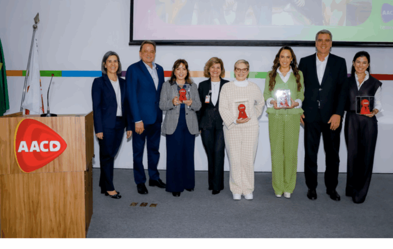 Iris Abravanel e filhas participam de homenagem na AACD