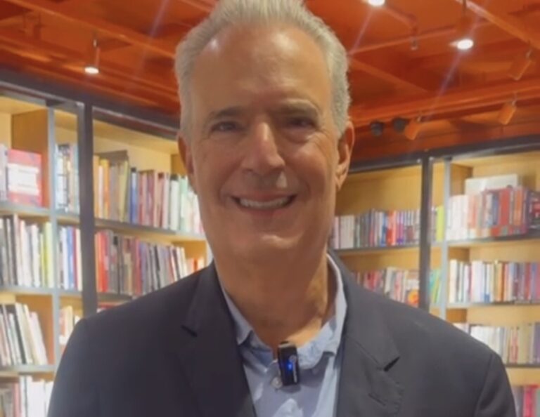 Luiz Lara em noite de autógrafos