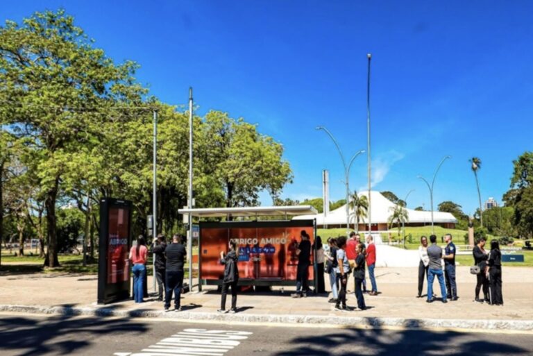 Eletromidia e Claro anunciam expansão do Abrigo Amigo