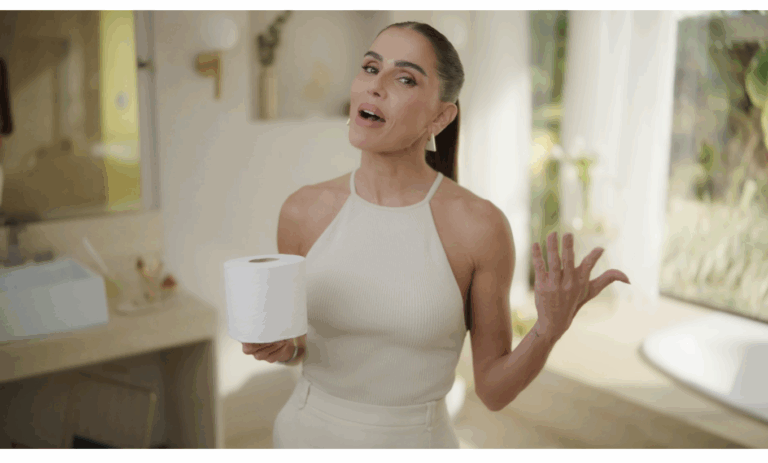 Neve lança campanha estrelada por Deborah Secco