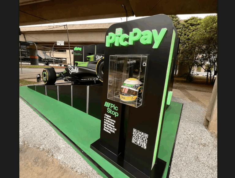 PicPay e RZK Digital expõem réplica de carro de F1 da Sauber