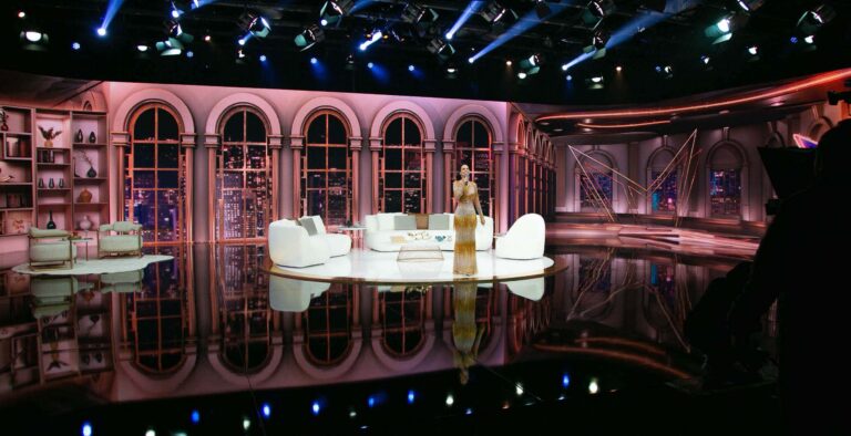 “Sensacional” estreia cenário com LED de 160m²