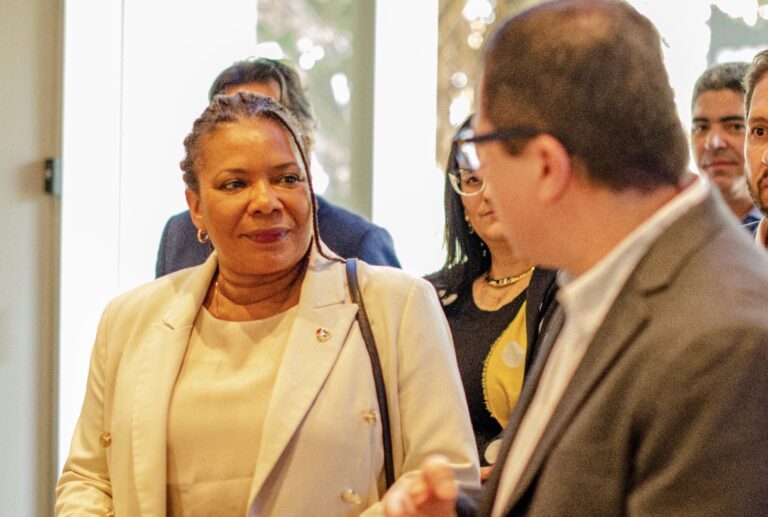 Margareth Menezes visita Box Brazil