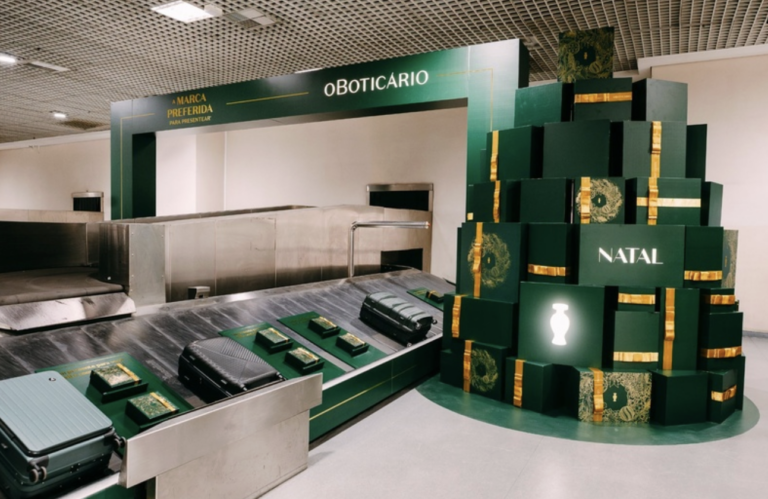 Passageiros de Aeroporto são surpreendidos por presentes de Natal