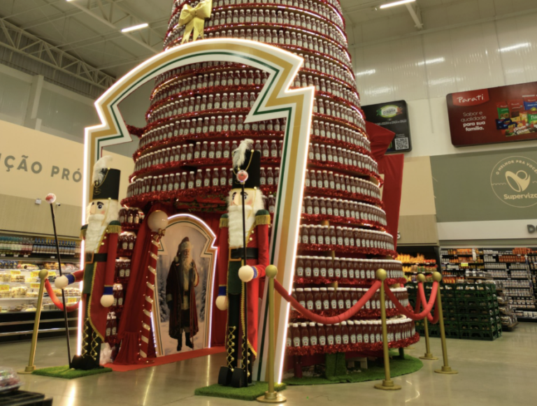 Kraft Heinz monta árvore com embalagens de ketchup