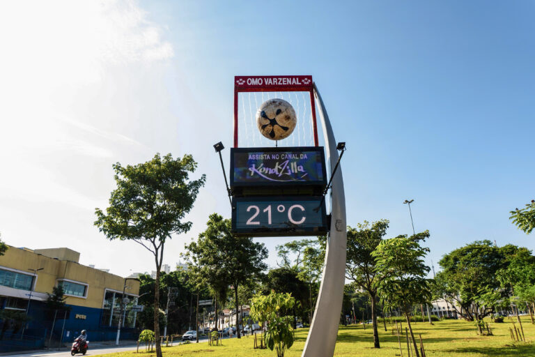 OMO transforma mobiliário urbano em experiência cenográfica