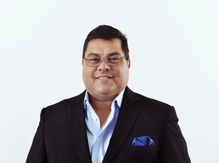 A+E anuncia promoções de Víctor Hernández e Daniela Martínez