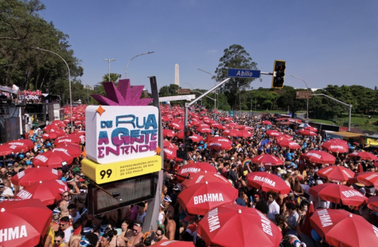 Outdoor supera TV na atenção do público durante o Carnaval
