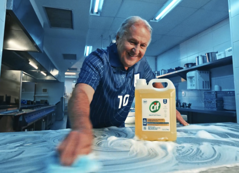 Unilever Pro escala Zico em nova campanha