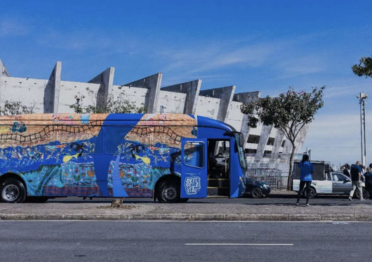 Ônibus de BH são transformados por artistas mineiros