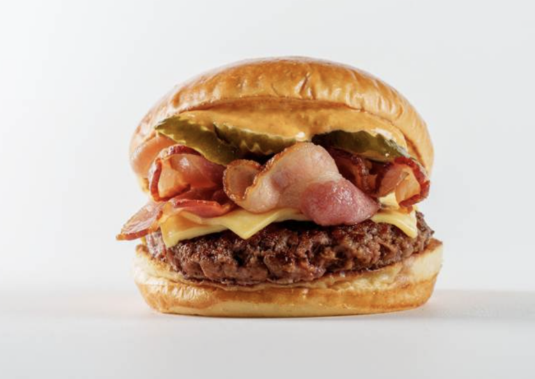 Bullguer celebra 11 anos com hambúrguer em dobro