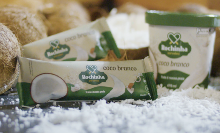 Rochinha mostra uso de fruta pura na produção de picolés