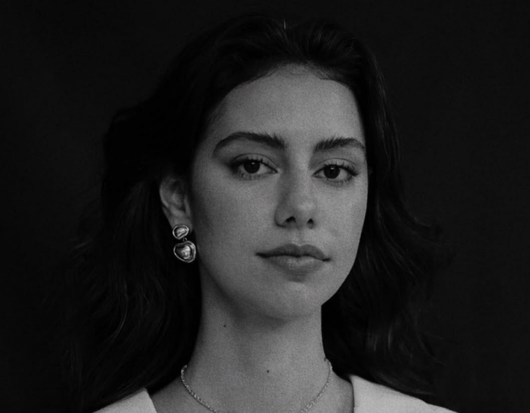 Santa Transmedia apresenta Julia Tonon