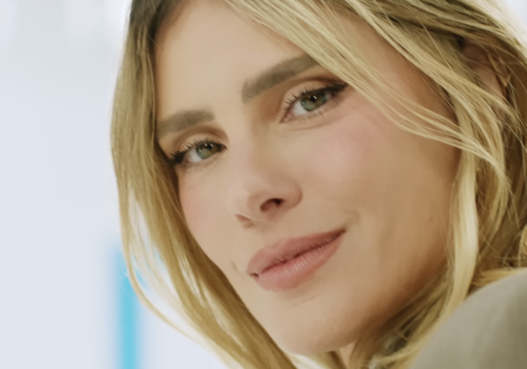 Carolina Dieckmmann estrela campanha da PICCADILLY