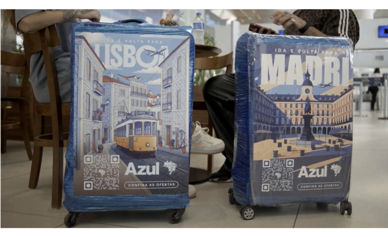 Azul transforma malas de Clientes em “outdoor móveis” 