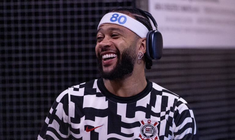 KLM celebra 80 anos no Brasil com Memphis Depay