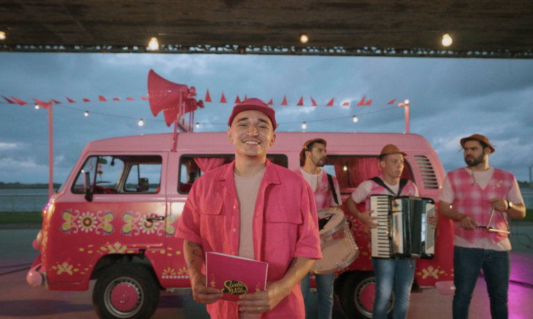 Sonho de Valsa transforma Kombi em carro de som