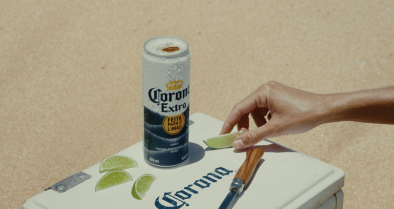 Corona lança lata com abertura total da tampa