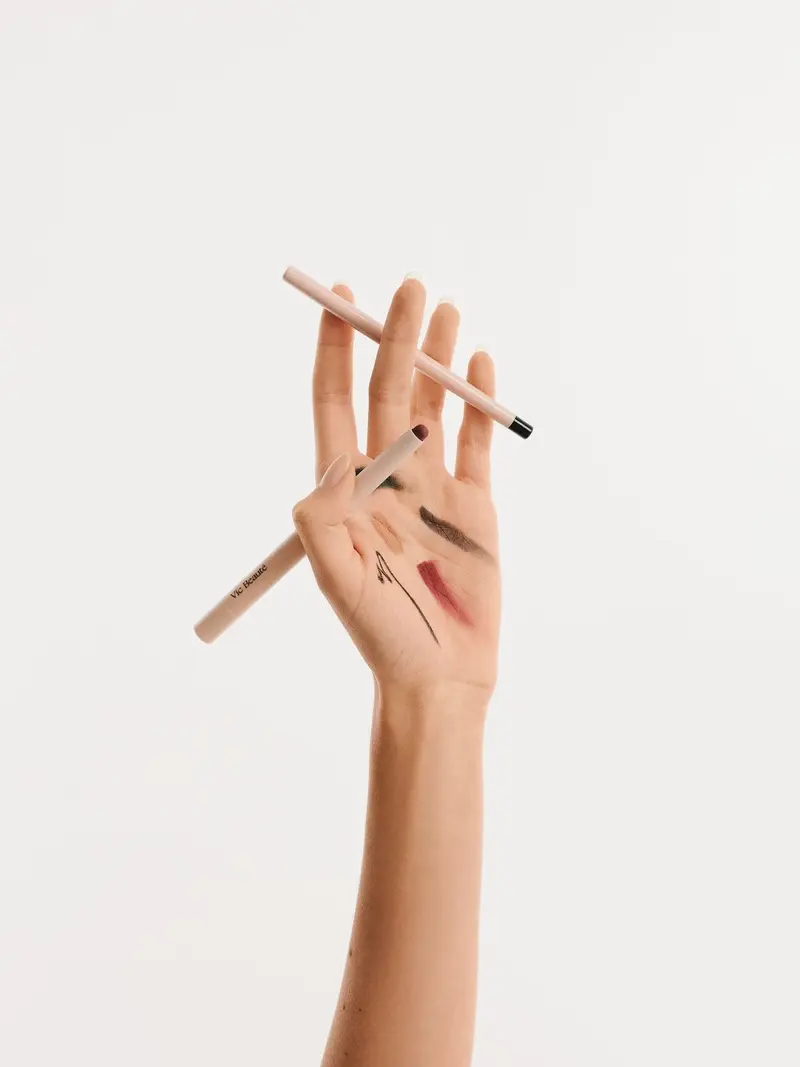 Vic Beauté lança novos lápis e sombras em stick
