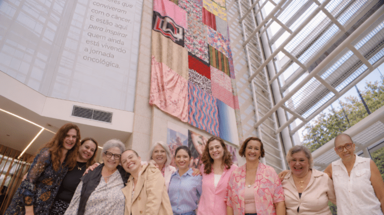 A.C.Camargo e VML Brasil hasteiam bandeira gigante